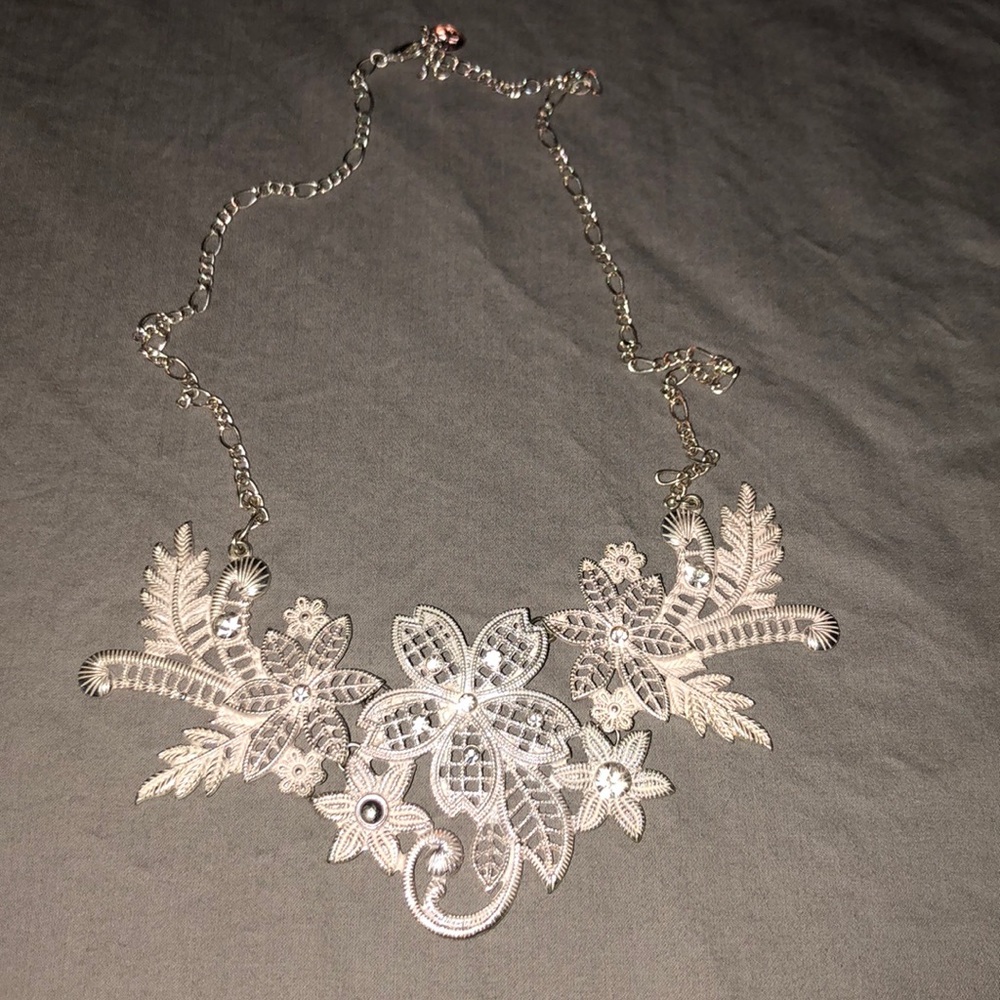 Gorgeous and dressy white silver flower necklace